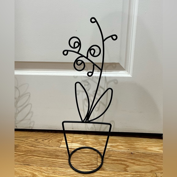 Metal Plant Sculpture - Picture 2 of 3